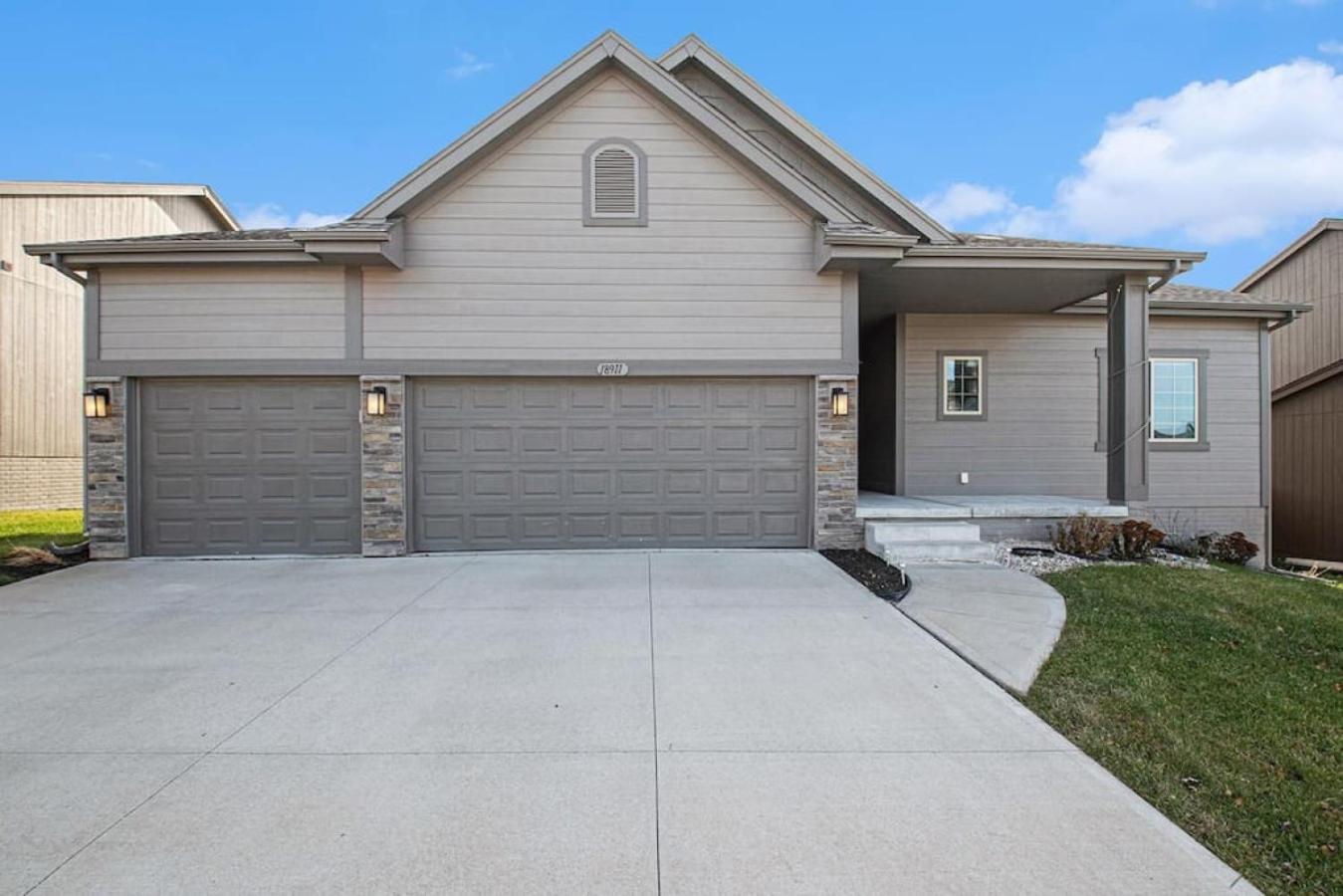 Stylish Retreat Master Suite Omaha Exterior photo